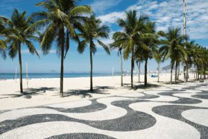 Schlängelnd am Strand entlang: Eines der berühmtesten Werke von Burle Marx ist die Copacabana in Rio. Die hellen Steine scheinen mit dem Sand zu verschmelzen. Foto: lazyllama/Fotolia 